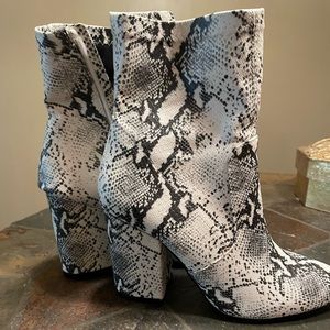 New Steve Madden women’s size 5 1/2 snake print boots with 3 inch heels NWOT